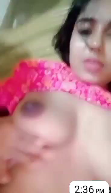 Bhabhi Showing Boobs
