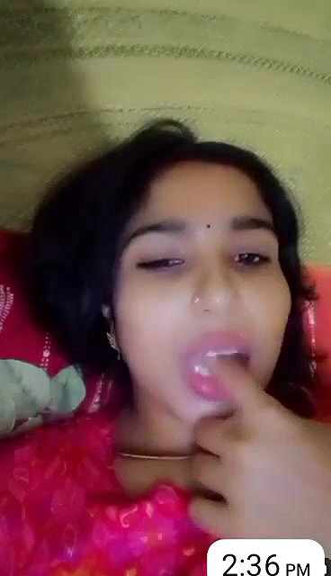 Bhabhi Showing Boobs