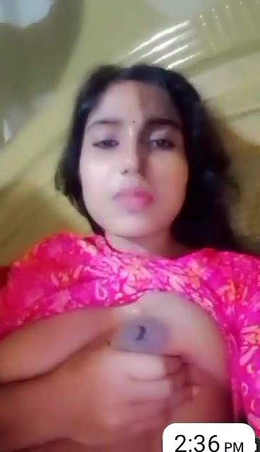 Bhabhi Showing Boobs