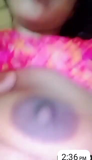 Bhabhi Showing Boobs