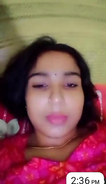 Bhabhi Showing Boobs