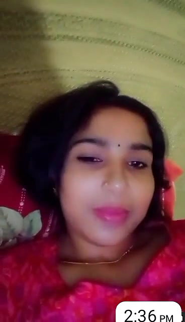 Bhabhi Showing Boobs