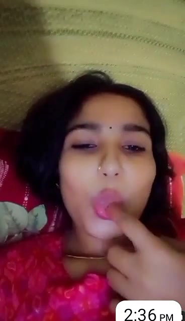 Bhabhi Showing Boobs