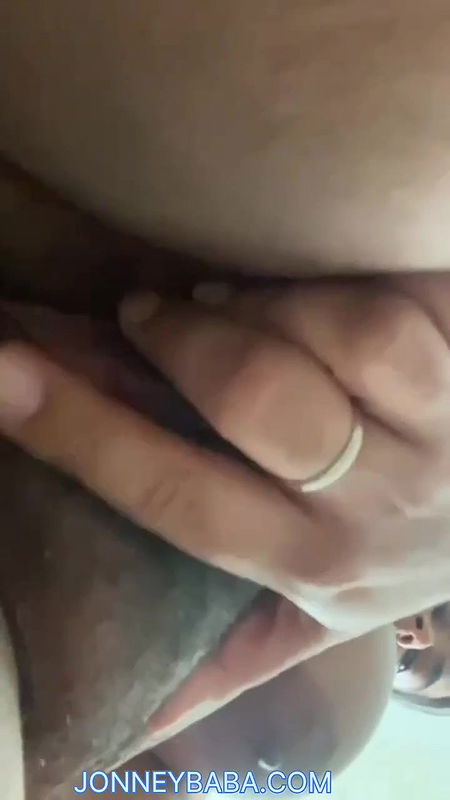 Desi girl showing big chuche