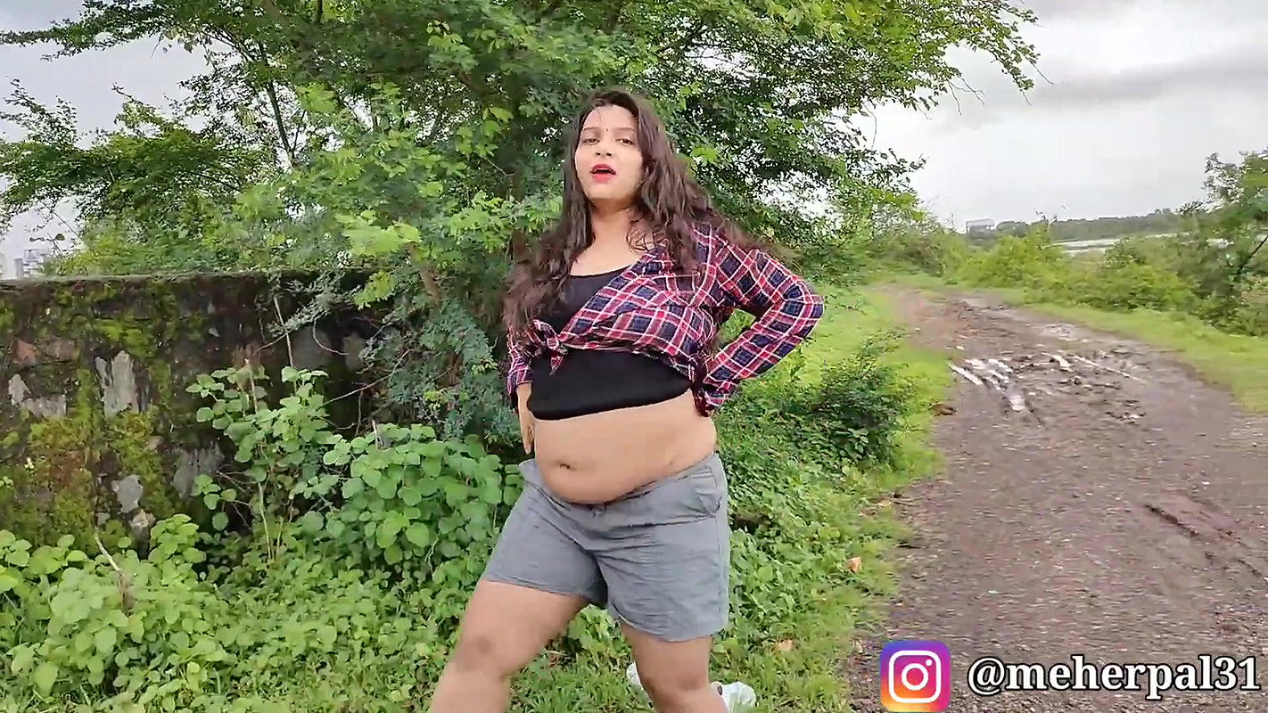 Husn Hai Suhana Coolie No 1 Govinda , Karishma Kapoor , Varun Navel Queen Of Insta Meher Pal