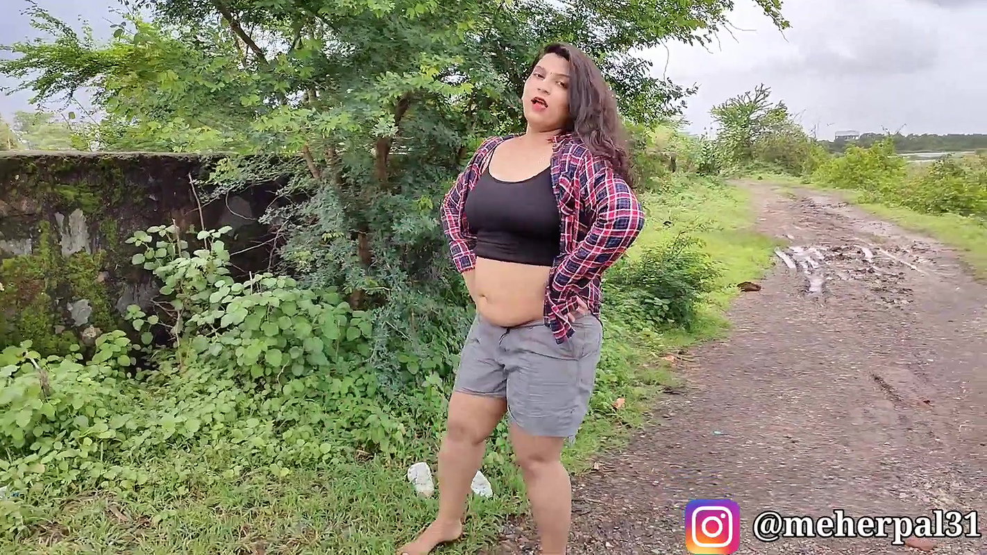 Husn Hai Suhana Coolie No 1 Govinda , Karishma Kapoor , Varun Navel Queen Of Insta Meher Pal
