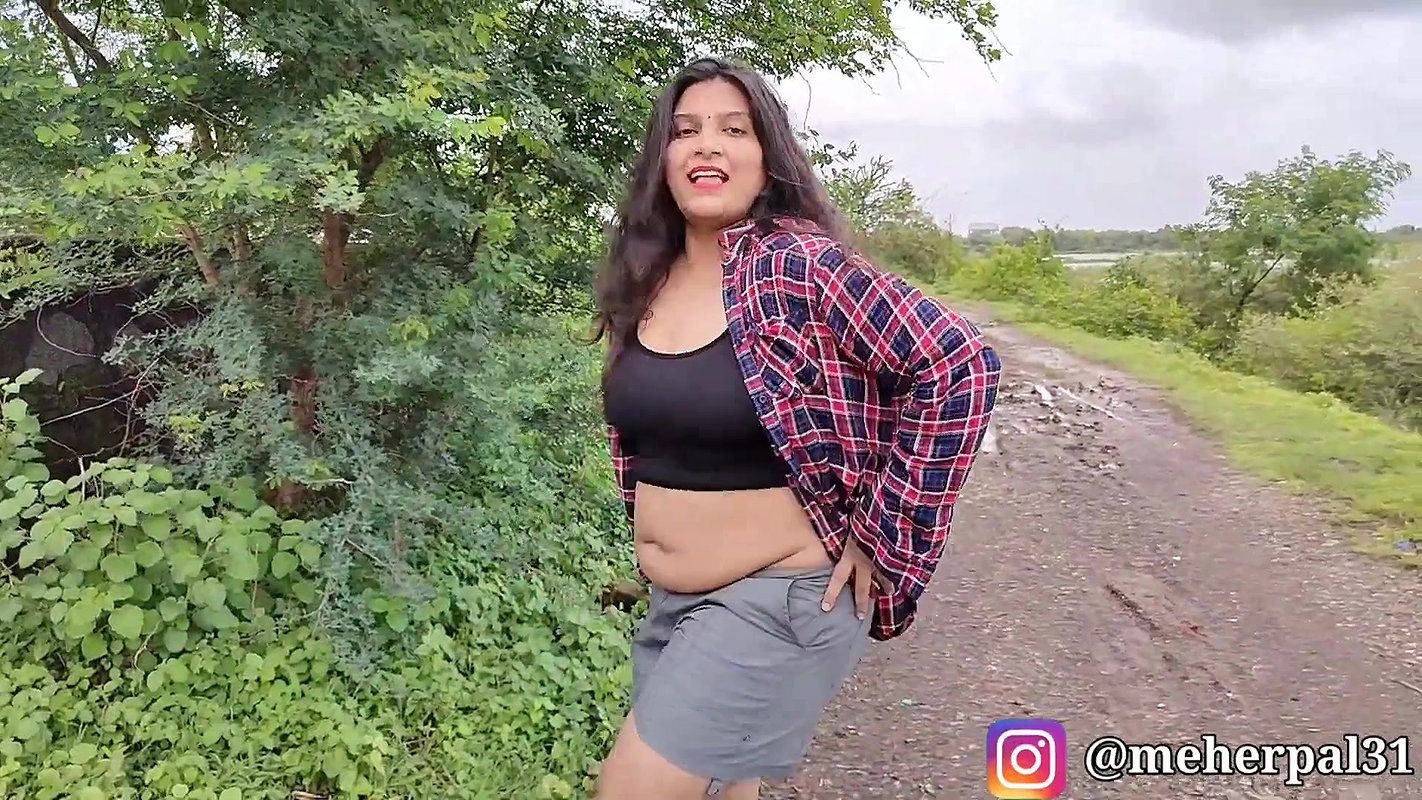 Husn Hai Suhana Coolie No 1 Govinda , Karishma Kapoor , Varun Navel Queen Of Insta Meher Pal