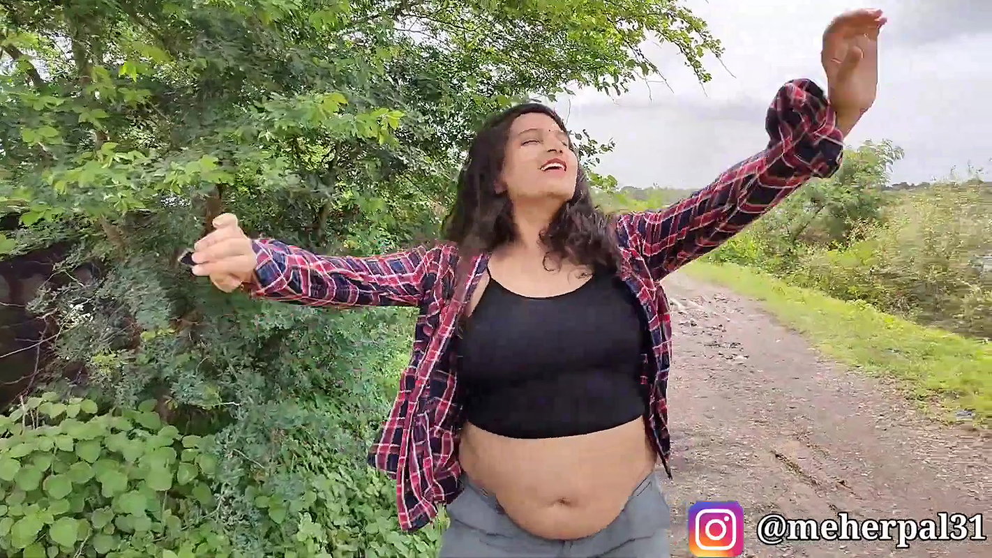 Husn Hai Suhana Coolie No 1 Govinda , Karishma Kapoor , Varun Navel Queen Of Insta Meher Pal
