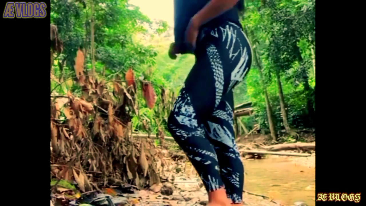 Jangal me kya kar rahe hai hot girl Desi village bhabhi bathing bhabhi Desi video 2022
