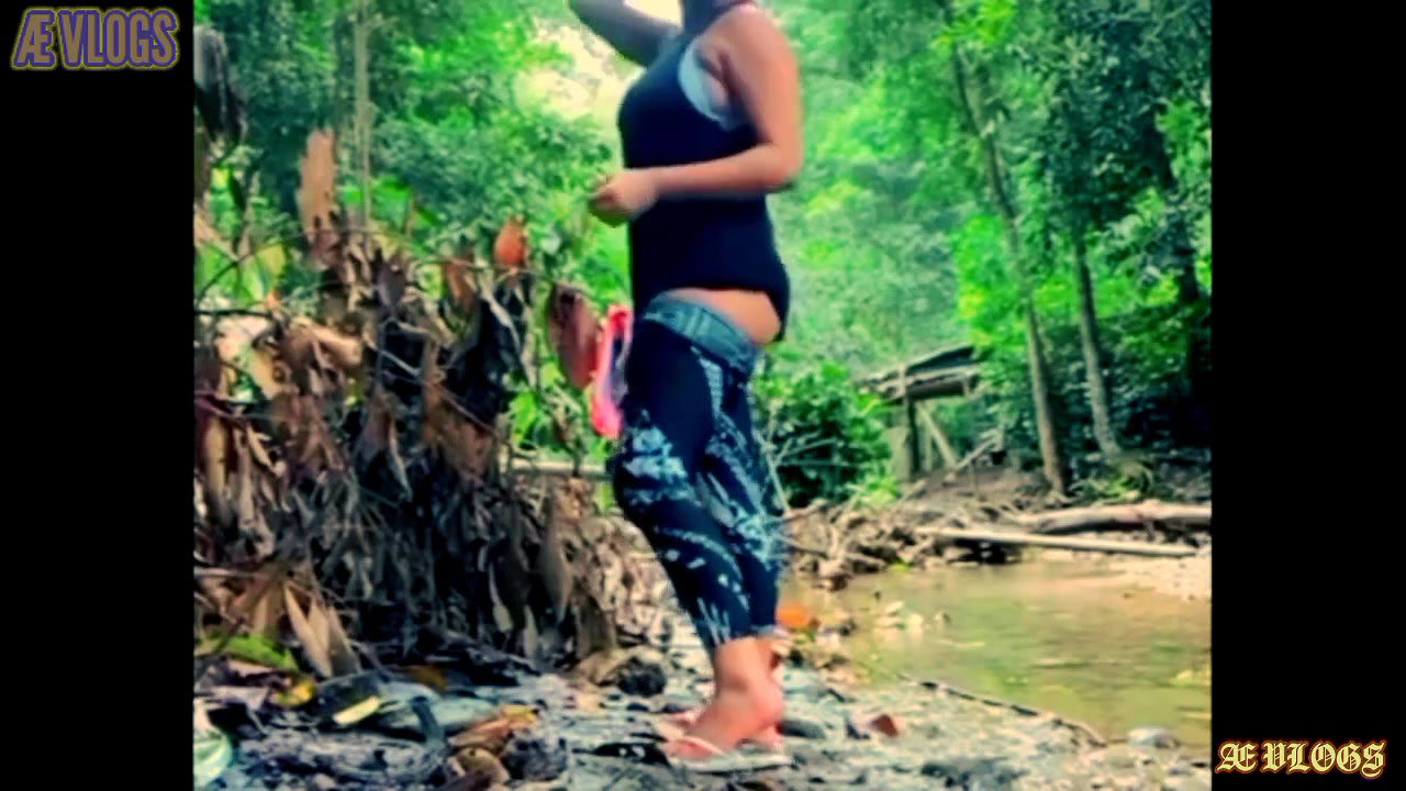 Jangal me kya kar rahe hai hot girl Desi village bhabhi bathing bhabhi Desi video 2022