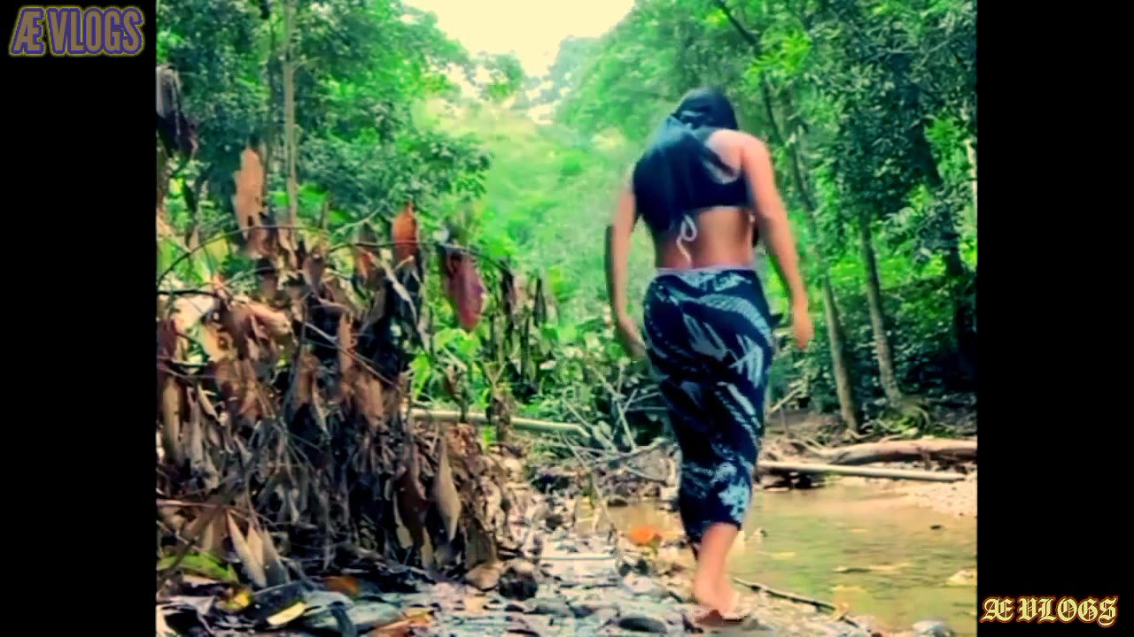 Jangal me kya kar rahe hai hot girl Desi village bhabhi bathing bhabhi Desi video 2022