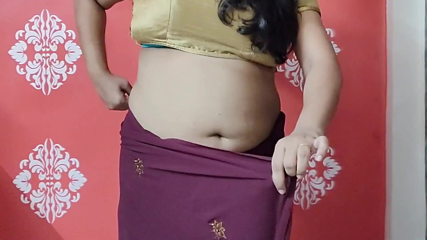 Kareena Kapoor Chammak Challo Song STYLE Saree Draping Navel Queen Of Insta Meher Pal