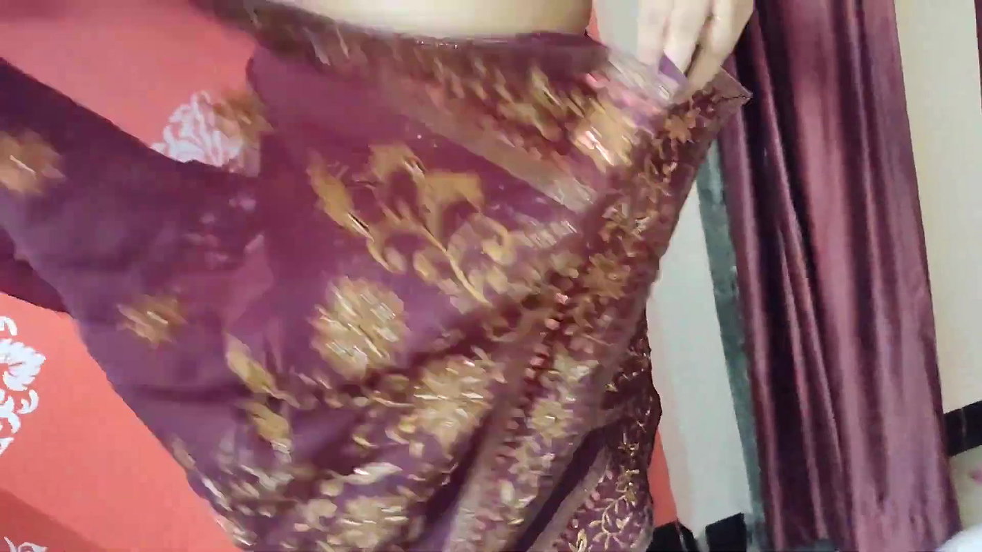 Kareena Kapoor Chammak Challo Song STYLE Saree Draping Navel Queen Of Insta Meher Pal