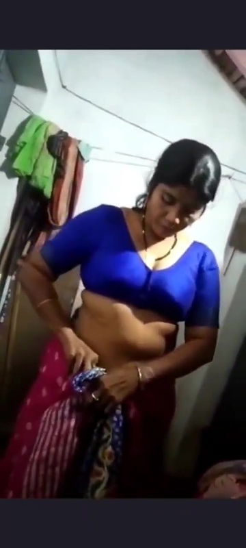 Desi aunty changing saree