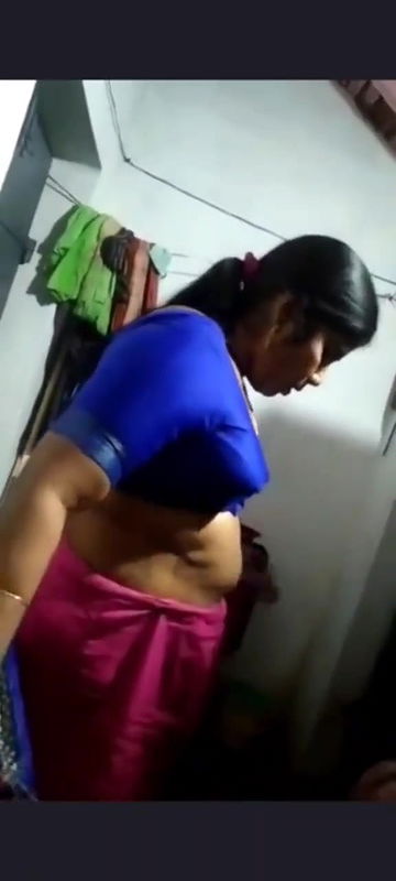 Desi aunty changing saree