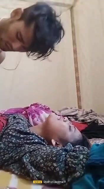 Desi bhabhi ko utha utha kar pela