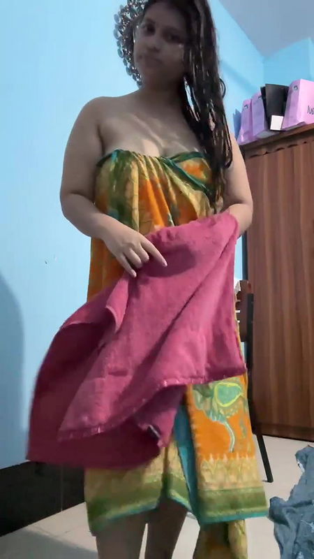 curvaceous Indian girl removing saree and nude show
