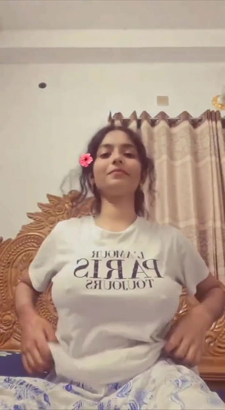 cute girlfriend exposing nude big boobs viral selfie