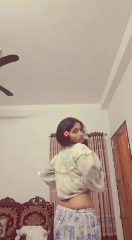 cute girlfriend exposing nude big boobs viral selfie