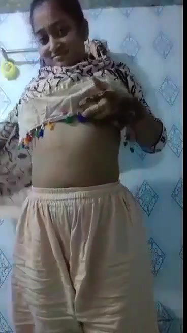 Sexy Muslim Horny Bhabi Showing Her Naked ASss