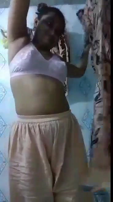 Sexy Muslim Horny Bhabi Showing Her Naked ASss