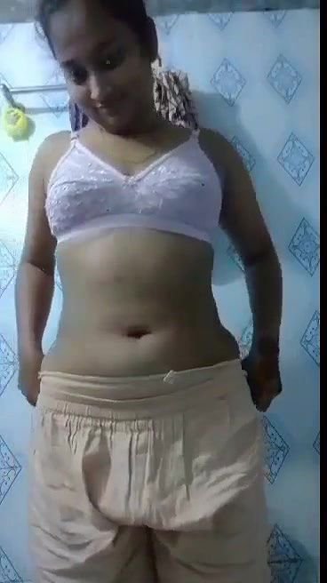 Sexy Muslim Horny Bhabi Showing Her Naked ASss