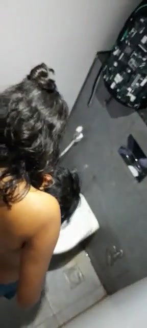 girlfriend ko bathroom me bulakar kiya