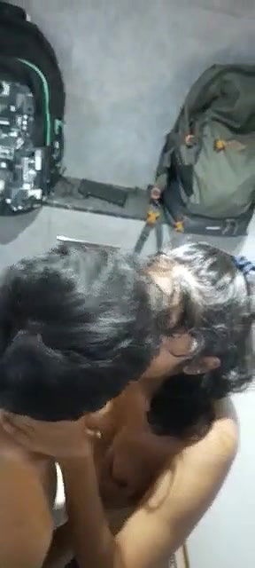 girlfriend ko bathroom me bulakar kiya