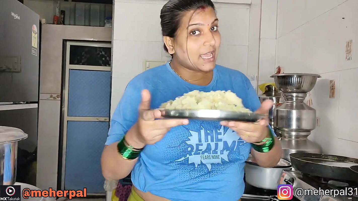 Thandi May Khao Samose Kitchen Vlog Garam Garam Samose With Chutney YummyAlert