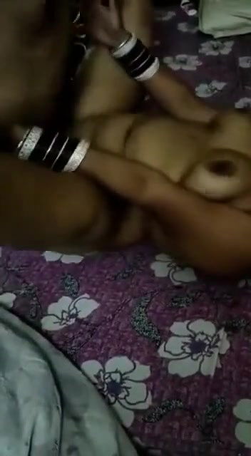 Desi bhabhi pati ke samne chudwa rahi hai