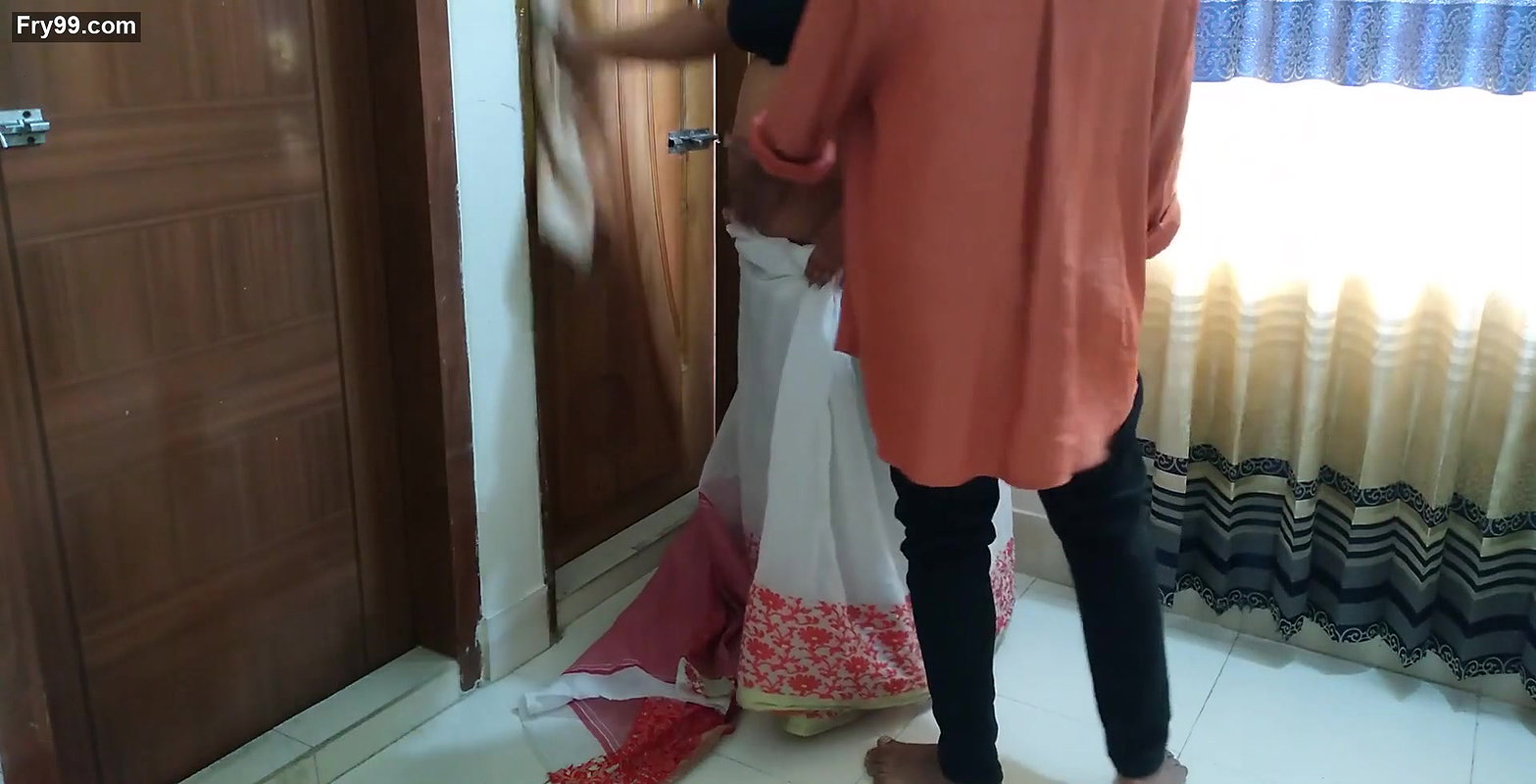 A(35 sal Priya Bhabhi Ko chudai Jabardast) ghar jhado lagane ka samay – painful sex.