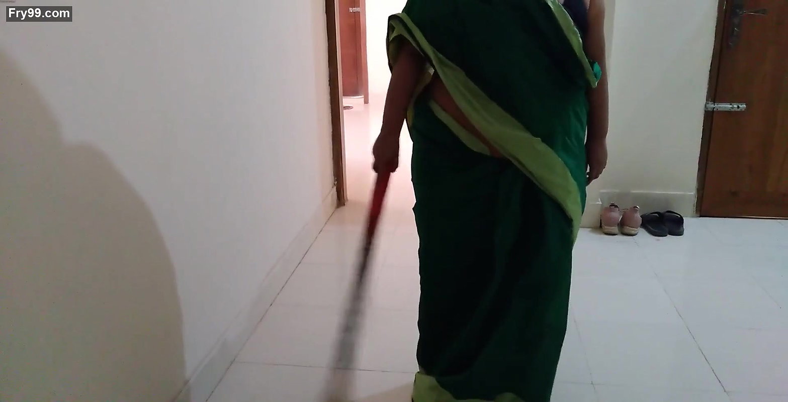 (Boss ke bete ne naukrani se mast chudai) Fuck desi maid Simran Bhabhi wearing saree Huge Boobs & Ass – Hindi Audio