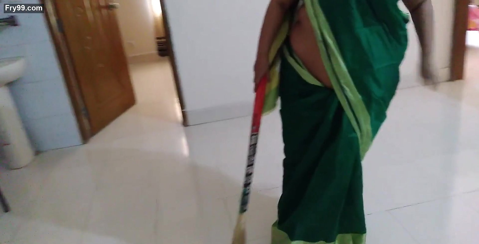 (Boss ke bete ne naukrani se mast chudai) Fuck desi maid Simran Bhabhi wearing saree Huge Boobs & Ass – Hindi Audio