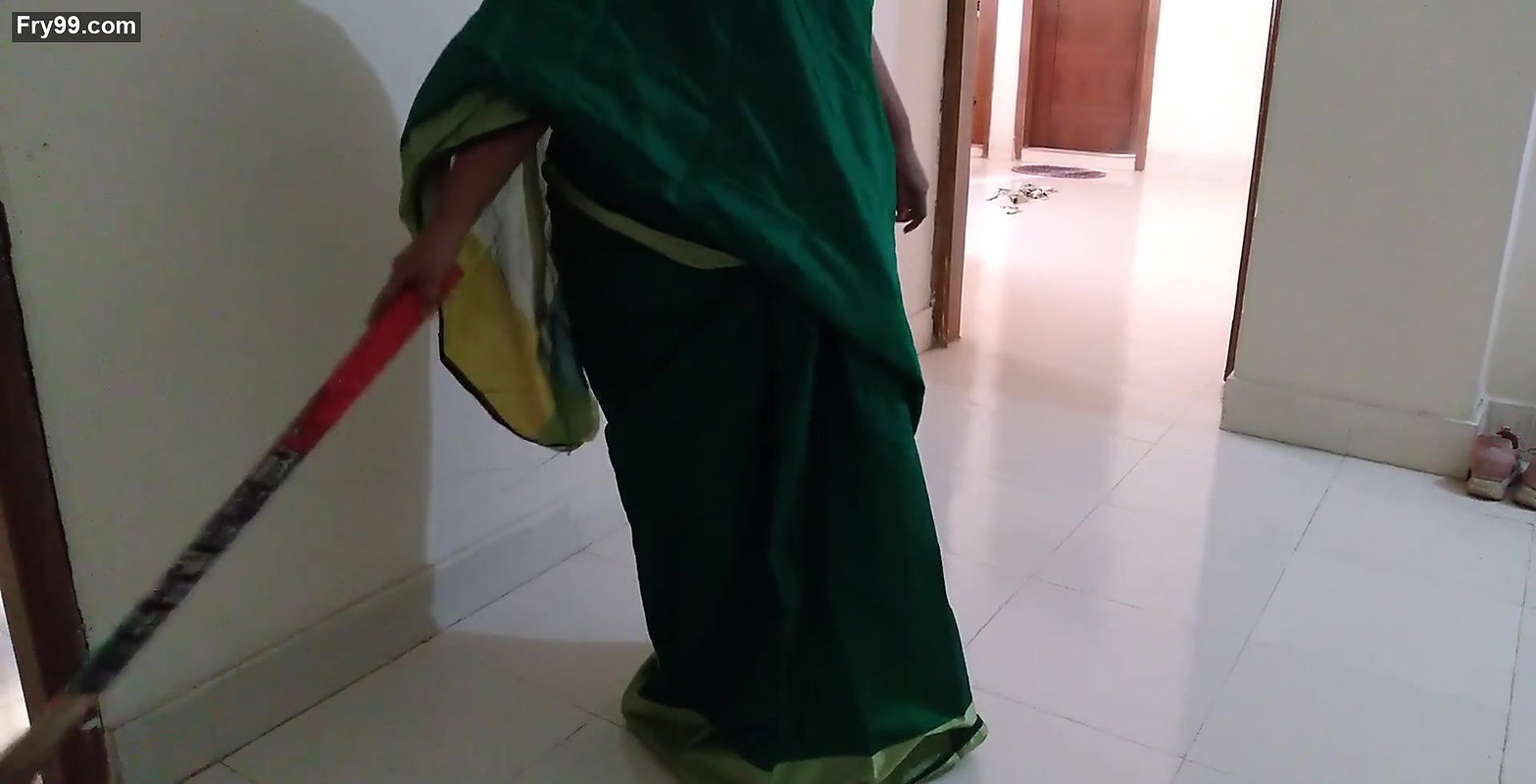 (Boss ke bete ne naukrani se mast chudai) Fuck desi maid Simran Bhabhi wearing saree Huge Boobs & Ass – Hindi Audio