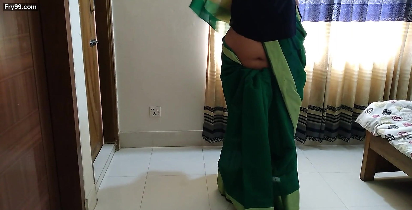 (Indian Aunty ki Jabardasti Chudai) Desi Super hot Sudipa Aunty Fucked by neighbor while wearing Saree – Huge Fuck & cum