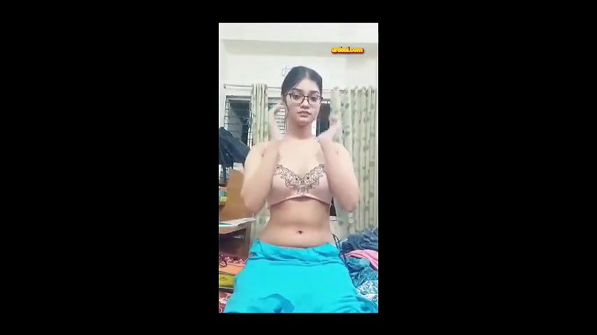 Sexy desi college girl exposes her hot nude body to her lover