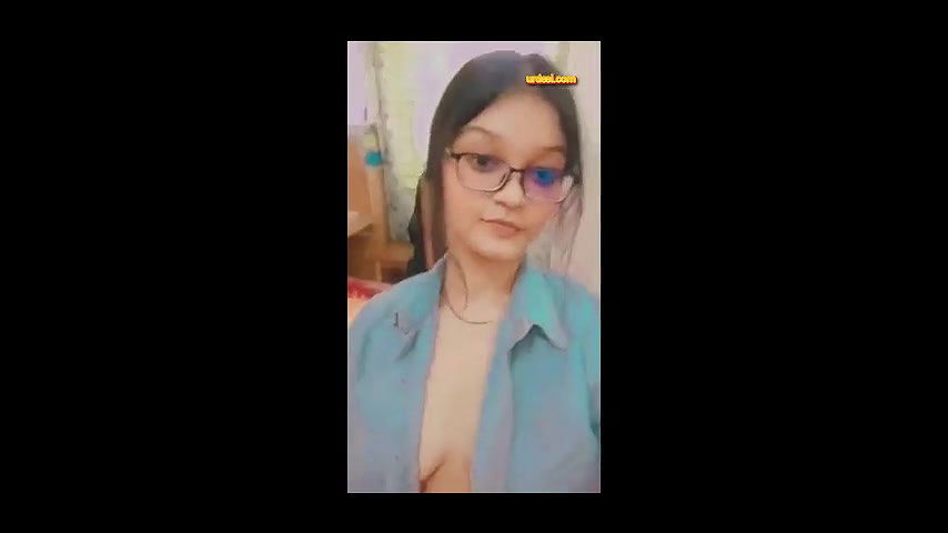 Sexy desi college girl exposes her hot nude body to her lover