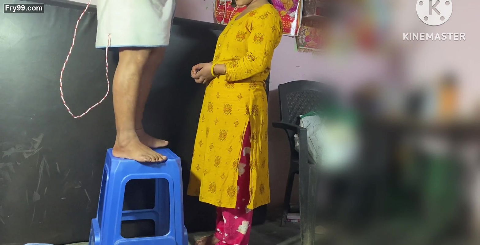 aBhanji ke samne mama ka tauliya gir gya bhanji ne mama ka Lund dekh kar chodne ko kaha.