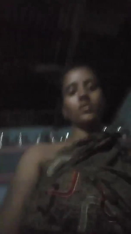Bangladeshi Bhabi show her BF