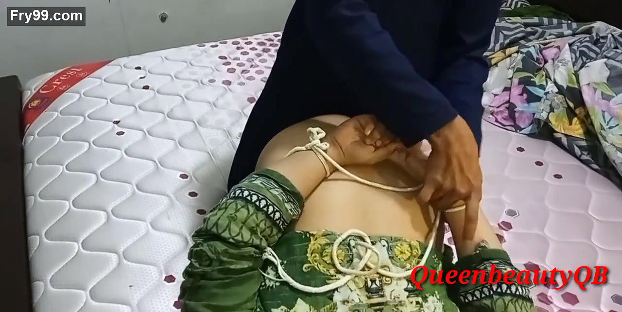 Desi Aunty ko neighbour boy ne rassi sa hath band kar bhote choda clear hindi voice chat hot Aunty and neighbour boy sex