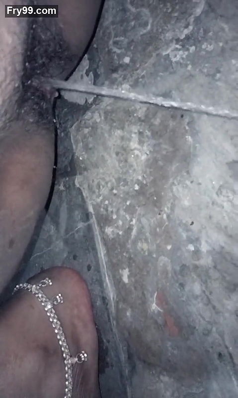 Desi girl pissing in toilet