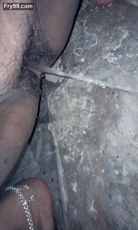 Desi girl pissing in toilet
