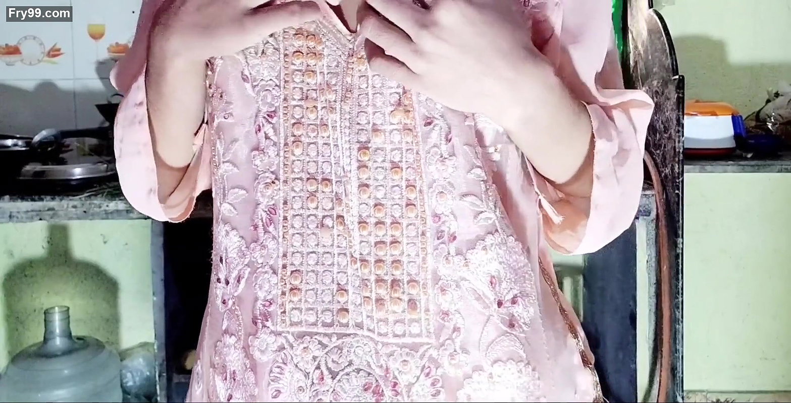 Desi ladaki ne apane yaar ka Pani apne boobs ke upar giraya