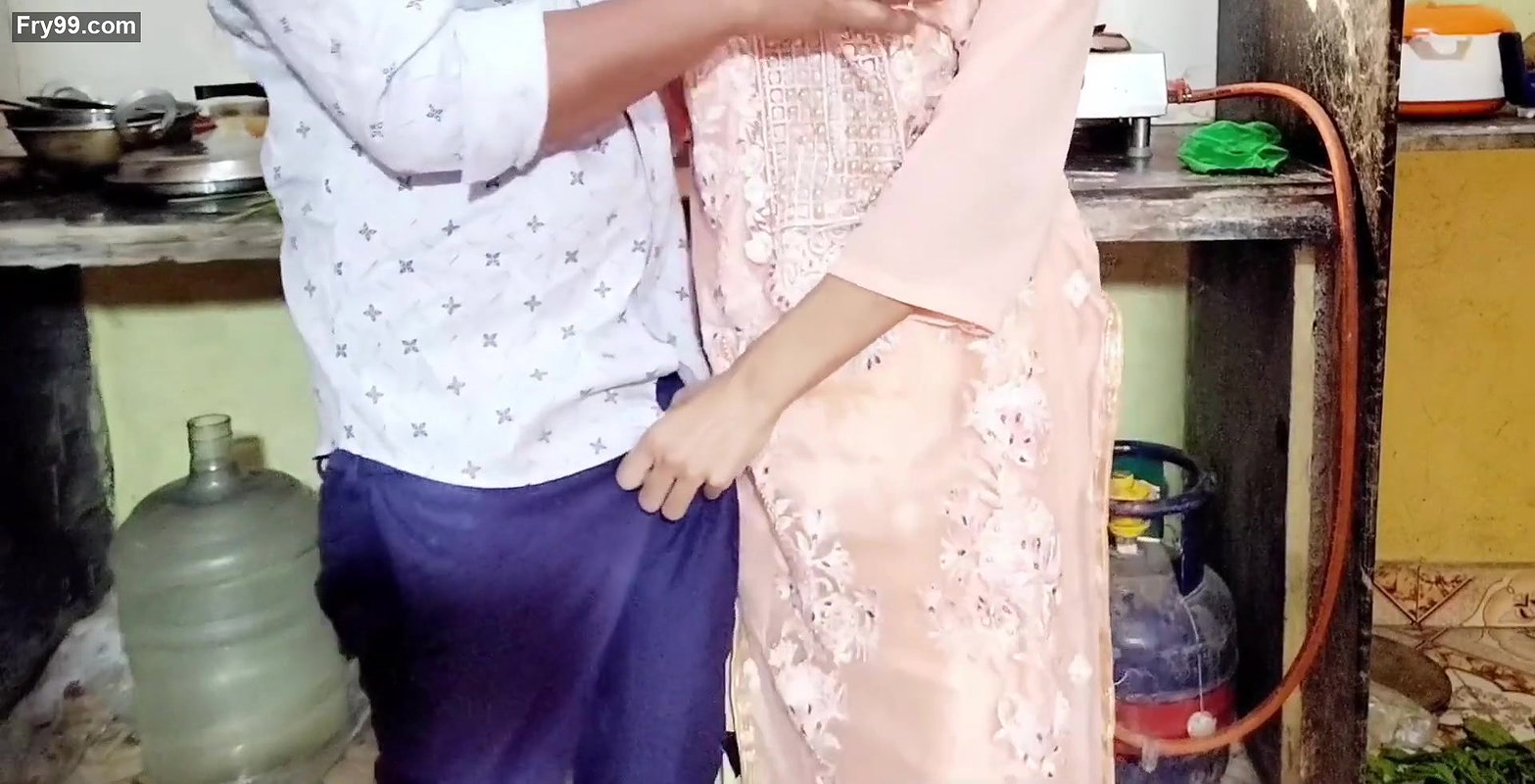 Desi ladaki ne apane yaar ka Pani apne boobs ke upar giraya