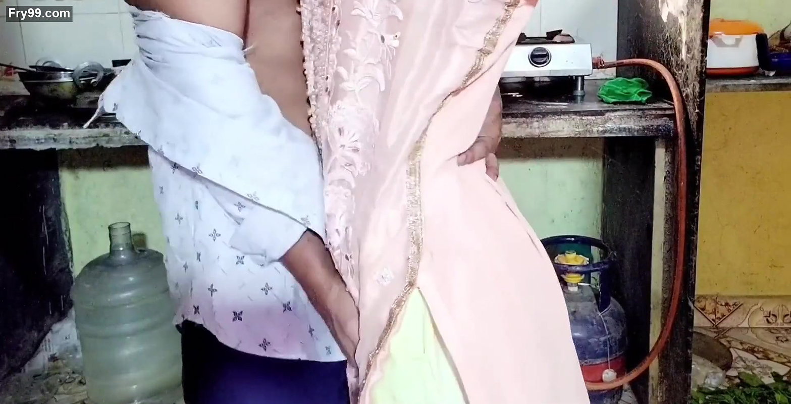 Desi ladaki ne apane yaar ka Pani apne boobs ke upar giraya