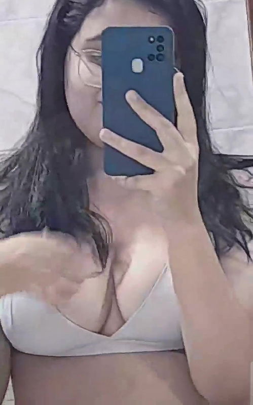 Khubsoorat Jawan Larki Showing Boob