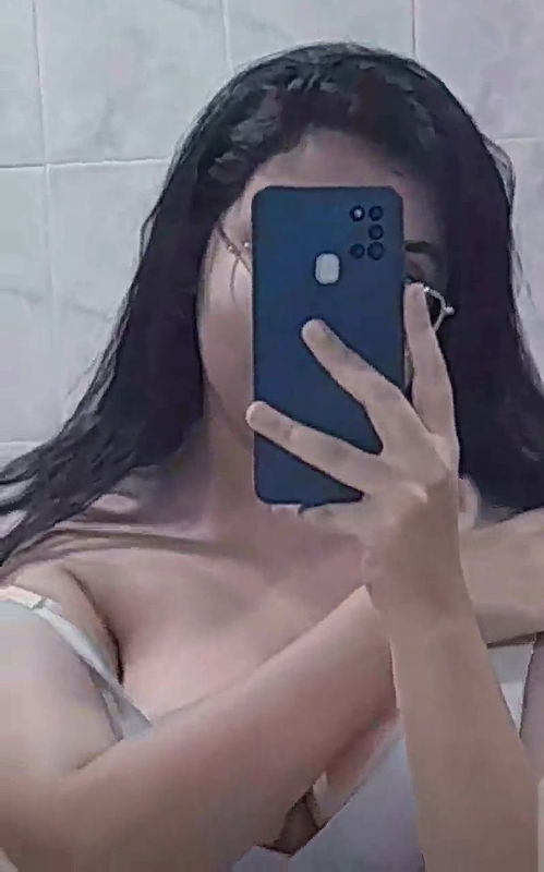 Khubsoorat Jawan Larki Showing Boob