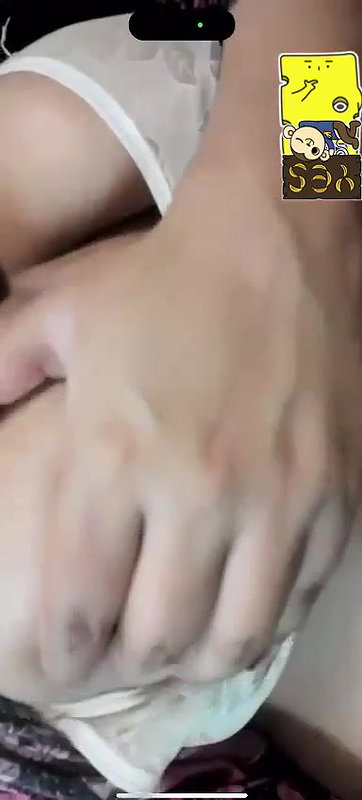 Pakistani Babe Boobs Showing in VC Wid BF 3