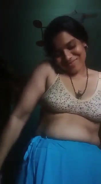 saree bhabhi nude show when talking on phone