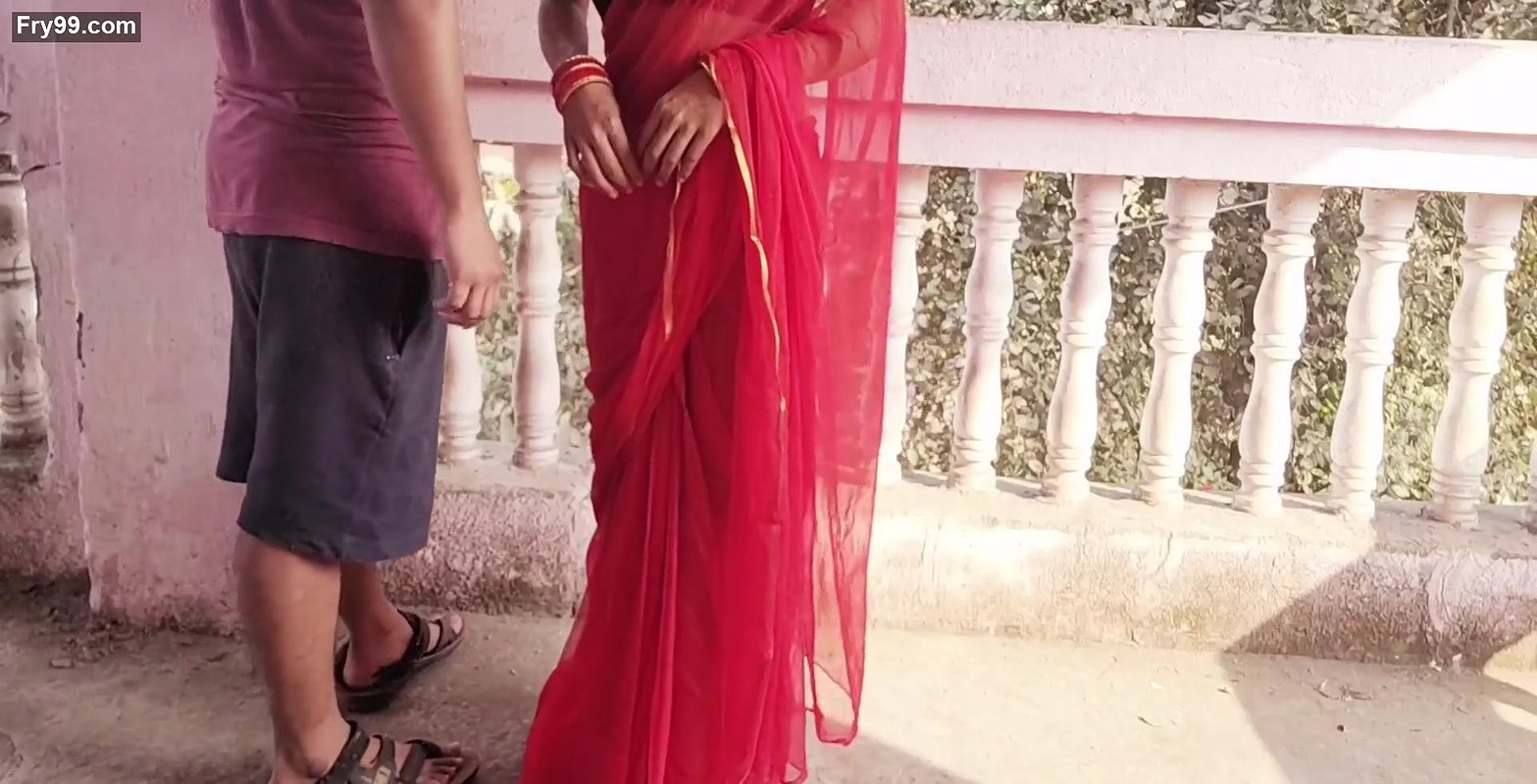 Indian bhabhi ko sari me dekh kr mn Nehi mana to kone me lake chudai kr di